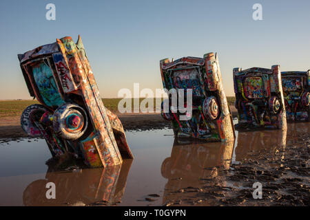 Ein seltener Tag, wenn die Autos auf der Cadillac Ranch in Hochwasser überflutet. Es bringt eine ganz neue Perspektive des legendären Ort auf der Route 66 in Texas! Stockfoto