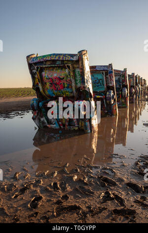 Ein seltener Tag, wenn die Autos auf der Cadillac Ranch in Hochwasser überflutet. Es bringt eine ganz neue Perspektive des legendären Ort auf der Route 66 in Texas! Stockfoto