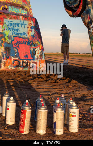 Ein seltener Tag, wenn die Autos auf der Cadillac Ranch in Hochwasser überflutet. Es bringt eine ganz neue Perspektive des legendären Ort auf der Route 66 in Texas! Stockfoto