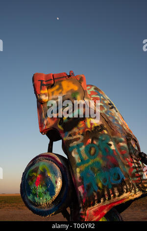 Ein seltener Tag, wenn die Autos auf der Cadillac Ranch in Hochwasser überflutet. Es bringt eine ganz neue Perspektive des legendären Ort auf der Route 66 in Texas! Stockfoto