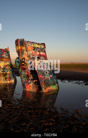 Ein seltener Tag, wenn die Autos auf der Cadillac Ranch in Hochwasser überflutet. Es bringt eine ganz neue Perspektive des legendären Ort auf der Route 66 in Texas! Stockfoto