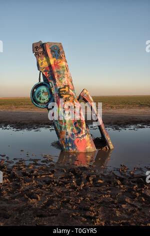 Ein seltener Tag, wenn die Autos auf der Cadillac Ranch in Hochwasser überflutet. Es bringt eine ganz neue Perspektive des legendären Ort auf der Route 66 in Texas! Stockfoto