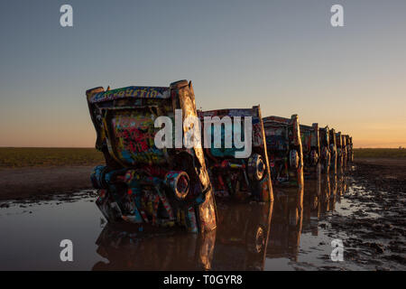 Ein seltener Tag, wenn die Autos auf der Cadillac Ranch in Hochwasser überflutet. Es bringt eine ganz neue Perspektive des legendären Ort auf der Route 66 in Texas! Stockfoto