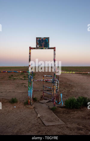 Ein seltener Tag, wenn die Autos auf der Cadillac Ranch in Hochwasser überflutet. Es bringt eine ganz neue Perspektive des legendären Ort auf der Route 66 in Texas! Stockfoto