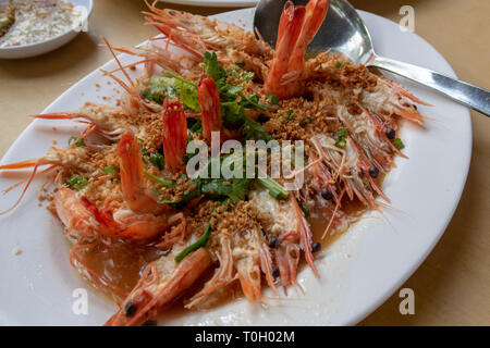 Garnelen in Knoblauch gekocht, ein beliebtes Gericht in Fischrestaurants und Hawker Center in Singapur Stockfoto