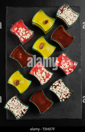 Mini Dessert. Leckere kleine Portionen von Tiramisu, Schokolade und Erdbeer Dessert auf dunklem Hintergrund. Stockfoto