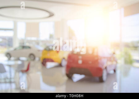 Verwischen der Hintergrund der Auto- und Showroom verschwommen in Arbeitsplatz oder abstrakt Hintergrund von flachen office Tiefenschärfe. Stockfoto