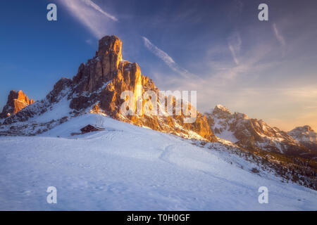 Fantastische Winterlandschaft, Passo Giau mit berühmten Ra Gusela, Nuvolau Gipfeln im Hintergrund, Dolomiten, Italien, Europa Stockfoto