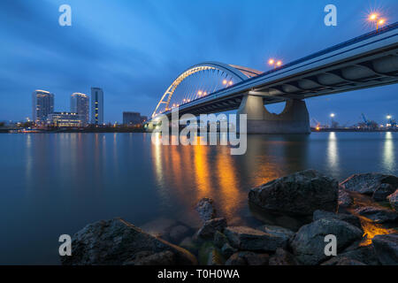 Apollo Brücke über die Donau. Bratislava, Slowakei. Apollo Brücke und Hochhäusern in Bratislava, Slowakei. Stockfoto