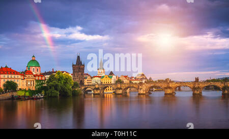 Regenbogen über die Karlsbrücke nach einem Sturm im Sommer, Prag, Tschechische Republik Stockfoto