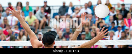 Hände spielen Beachvolleyball Stockfoto