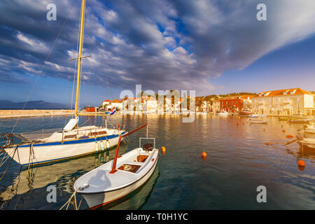 Angeln boot Verankerung im schönen Sutivan, Insel Brac, Kroatien. Rab auf der Insel Brac in Kroatien. Der berühmte weiße Kalkstein. Port wi Stockfoto