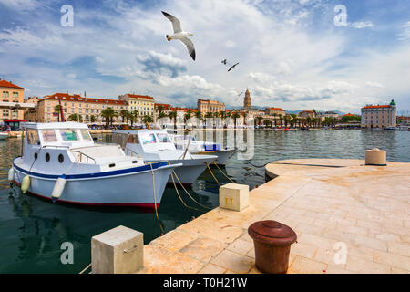 Stadt Split mit bunten Fischerboote im Hafen, Dalmatien, Kroatien. Waterfront Blick auf die Fischerboote an mediterrane Landschaft in der alten römischen Stadt Sp Stockfoto