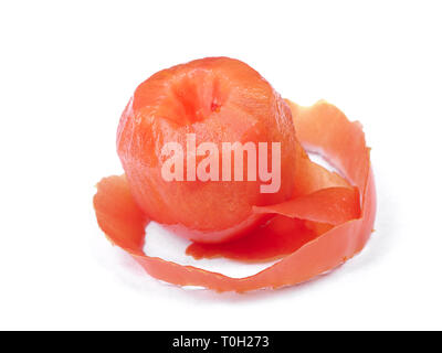 Frische Tomaten schälen mit Spirale auf weißem Hintergrund Stockfoto