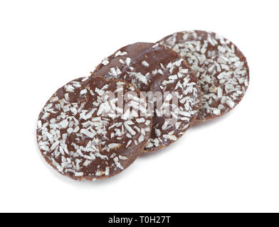 Paar Chocolate Chip Cookies mit Kokosraspeln isoliert auf weißem Stockfoto