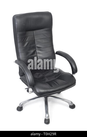 Alte gebrauchte schwarze Leder Stuhl mit Rollen isoliert auf weißem Stockfoto