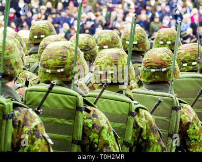 Independence Day Parade in Estland. Soldaten marschieren durch die Straßen von Tallinn. Viele militars sind auf dem Platz der Freiheit. Armee Helme Clos Stockfoto