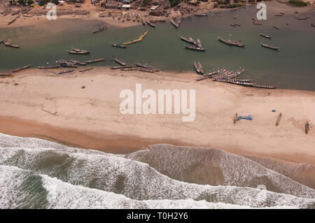 Luftaufnahme der Küstenstreifen zwischen Accra und Cape Coast Ghana. Stockfoto