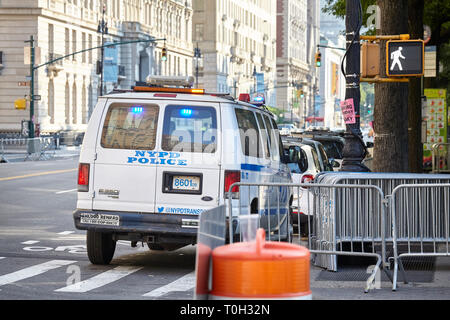 New York, USA - Juli 01, 2018: NYPD Fahrzeug durch den Central Park West Eingang geparkt. Stockfoto