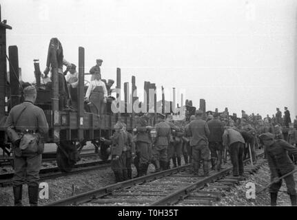 Wehrmacht Heer beiden feldhaubitze leFH 18 10,5 cm/105 mm-deutschen Armee licht Howtizer leFH 18 105,5 cm/105 mm Stockfoto