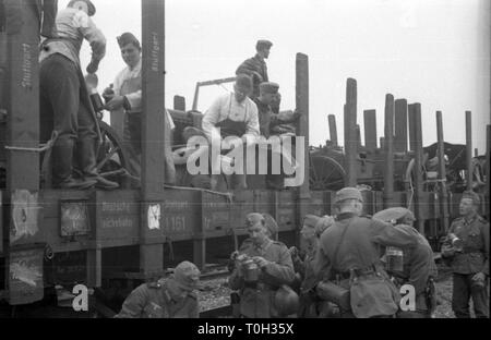 Wehrmacht Heer beiden feldhaubitze leFH 18 10,5 cm/105 mm-deutschen Armee licht Howtizer leFH 18 105,5 cm/105 mm Stockfoto