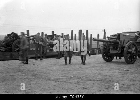 Wehrmacht Heer beiden feldhaubitze leFH 18 10,5 cm/105 mm-deutschen Armee licht Howtizer leFH 18 105,5 cm/105 mm Stockfoto