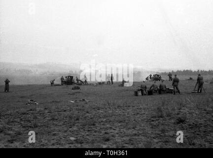 Wehrmacht Heer beiden feldhaubitze leFH 18 10,5 cm/105 mm-deutschen Armee licht Howtizer leFH 18 105,5 cm/105 mm Stockfoto