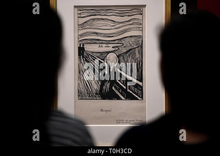 Kunsthandler während der Installation von Edvard Munchs The Scream im British Museum in London vor der Eröffnung der Ausstellung Edvard Munch: Love and Angst, die vom 11. April bis 21. Juli 2019 stattfindet. Stockfoto