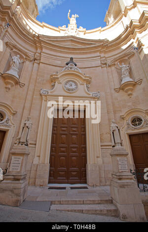 Reich verzierte Holztür auf der Insel Malta Stockfoto