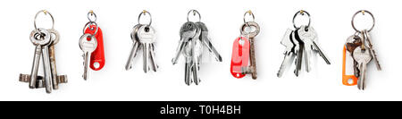 Schlüsselanhänger mit Haus Tür Schlüssel Sammlung auf weißem Hintergrund. Banner Design element Sicherheitskonzept Stockfoto