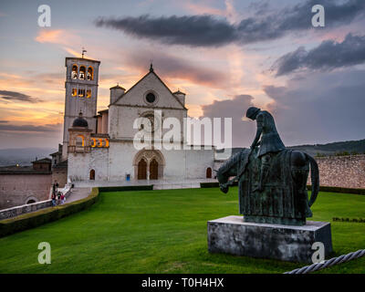 Italien, Umbrien, Assisi, Sonnenuntergang auf San Francesco d'Assisi Basilika Stockfoto