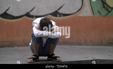 Müde Junge sitzt auf der Straße, Spaß haben, funy Stockfoto