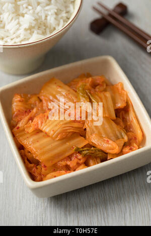 Schüssel mit traditioneller koreanischer fermentierter Kimchi und Reis für eine Mahlzeit Stockfoto