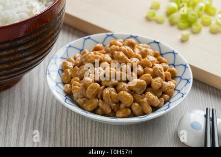 Schüssel mit traditionellen Japanischen fermentierte Sojabohnen genannt natto und Reis Stockfoto