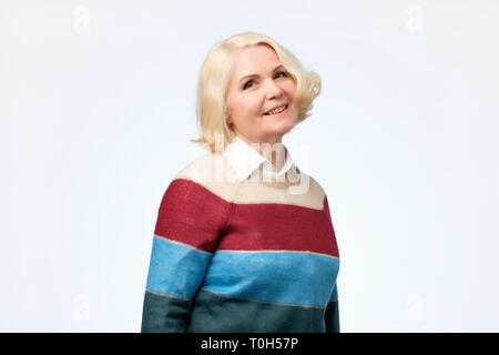 Glücklich lächelnde Reife blonde Frau in den 60er Jahren Stockfoto