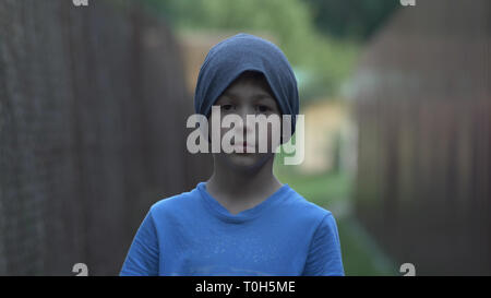 Lonely obdachlose Teenager stehen und an der Kamera Stockfoto