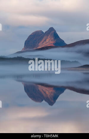 Misty Loch Borralan mit suilven Berg hinter, Sutherland Stockfoto