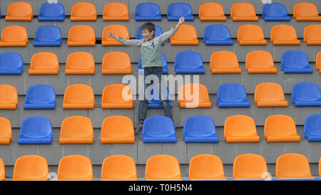 Junge froh sein Team zählte ein Ziel im Stadion Stockfoto