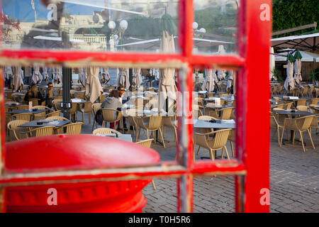 Das fehlende Fenster von Red Phone Booth wird durchschaut Stockfoto
