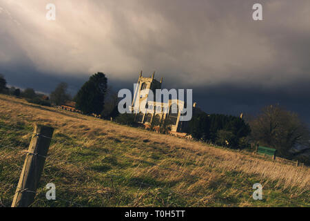 Stiftskirche der Heiligen Dreifaltigkeit auf einem dunklen Frühlingsabend. Tattershall, Lincolnshire, Großbritannien Stockfoto