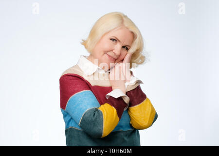 Fröhliches happy Reife alte wunderschöne Frau lächelnd Spaß Stockfoto