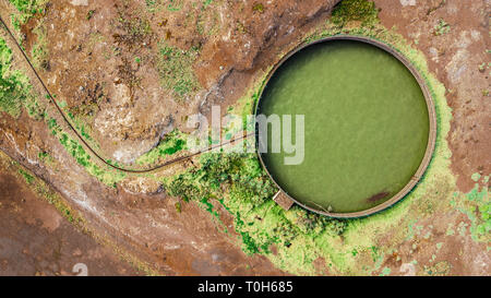 Von oben nach unten von kreisförmigen filtration Pool in einer Kläranlage auf der Insel Madeira, Portugal. Stockfoto