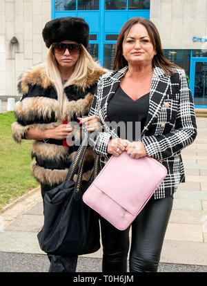 Katie Price (links) verlässt Crawley Magistrates' Court, wo Sie in zwei Punkten, bedrohend, beleidigend, Wörter oder Verhalten Belästigung, Alarm oder Ängste zu führen schien. Stockfoto