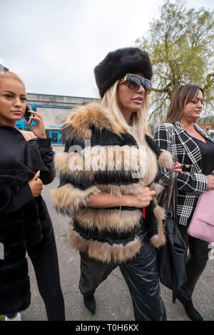 Katie Price (Mitte) aus Crawley Magistrates' Court, wo Sie in zwei Punkten, bedrohend, beleidigend, Wörter oder Verhalten Belästigung, Alarm oder Ängste zu führen schien. Stockfoto