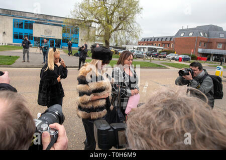 Katie Price (Mitte) aus Crawley Magistrates' Court, wo Sie in zwei Punkten, bedrohend, beleidigend, Wörter oder Verhalten Belästigung, Alarm oder Ängste zu führen schien. Stockfoto