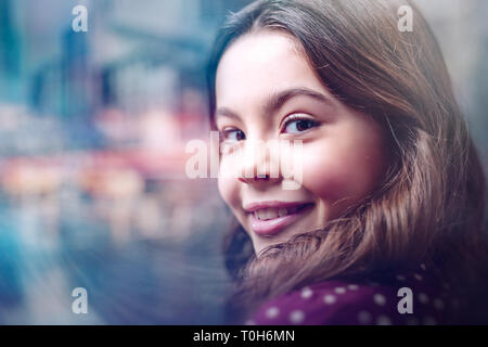 Urban female Portrait. Schönheit junge Mädchen drehte sich um und Blick auf Kamera Stockfoto