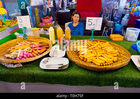 Wurst Verkäufer, Star Night Bazaar, der Nachtmarkt, Rayong, Thailand Stockfoto