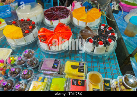 Thai Kuchen und anderen Desserts, Star Night Bazaar, der Nachtmarkt, Rayong, Thailand Stockfoto