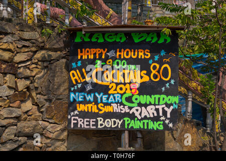 Werbung Sign happy hour und Neues Jahr Partei, Ko Samet, Thailand Stockfoto