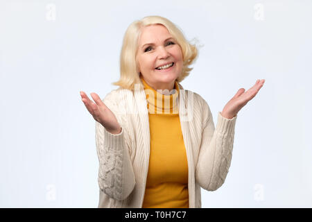 Alte nach blond aufgeregt Fröhlich erstaunt lady Lächeln, Lachen Stockfoto